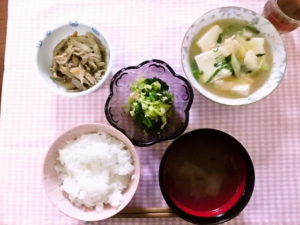 2016年4月25日の献立：豆腐と海老のくず煮 肉きんぴら ツナ和え ご飯 スープ (胡麻おはぎ)